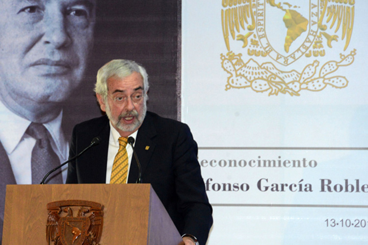 El Rector de la UNAM entregó los premios 